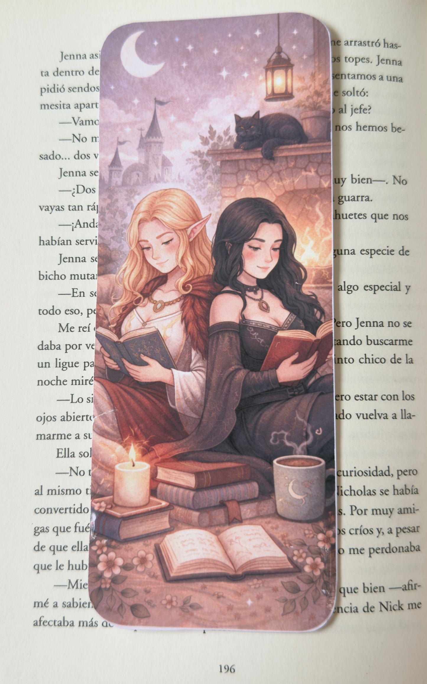 Punto de libro entre fuego,páginas y libros