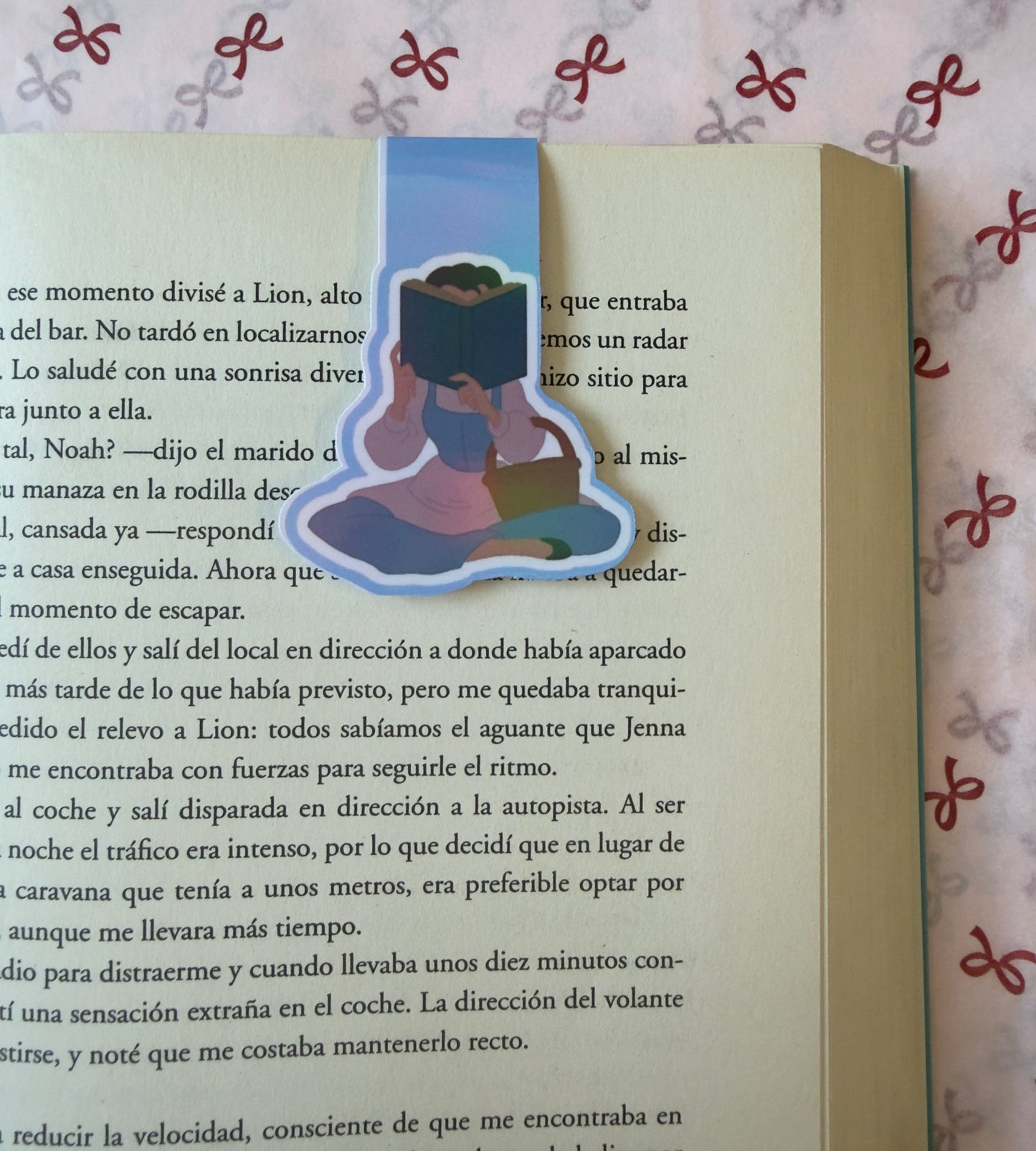 Marcapáginas magnético Bella leyendo
