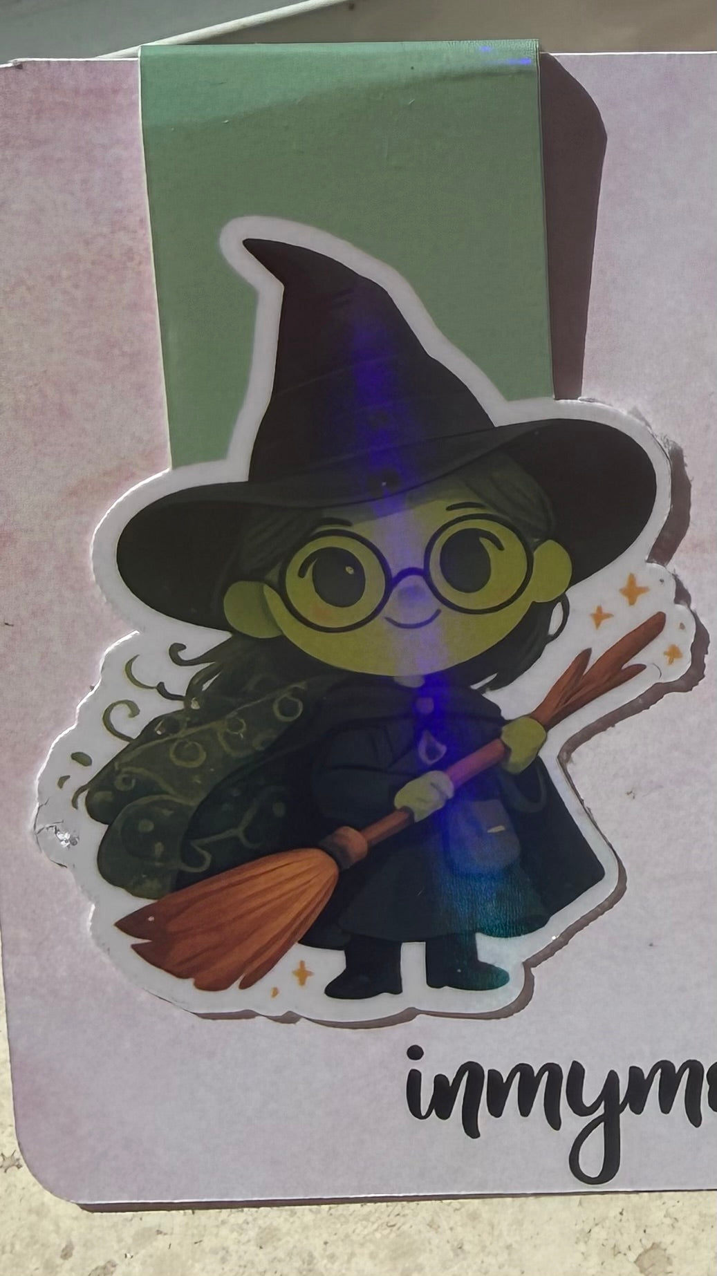 ✨ Marcapáginas magnético “Elphaba & Glinda vibes” – Fantasía mágica